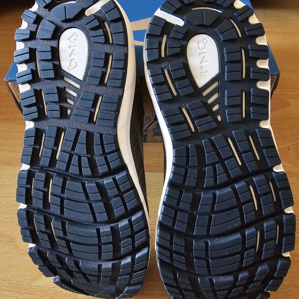 Brooks Addiction WOMENs Gray Running Shoes NIB - Picture 3 of 5